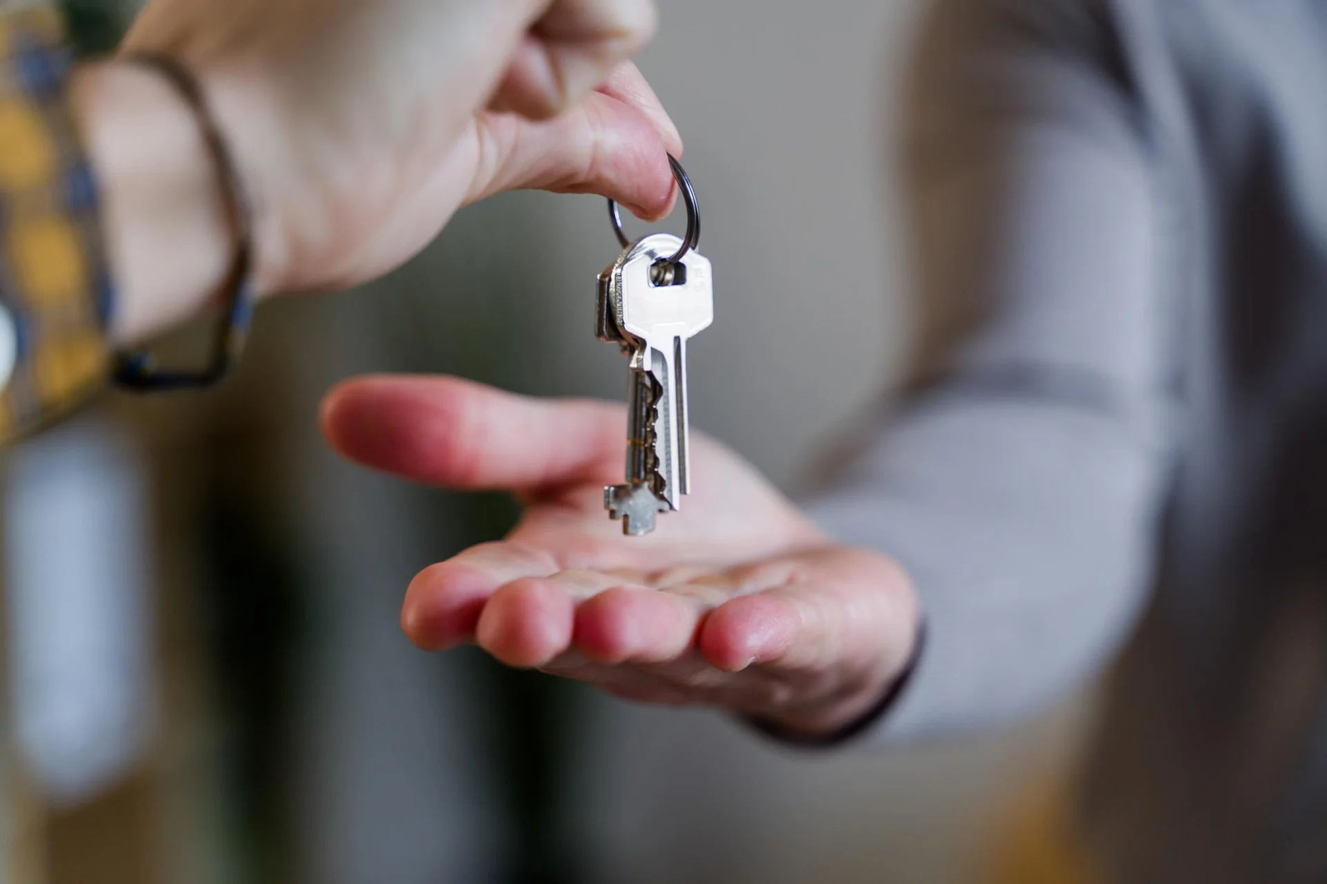 Vente rapide maison Vaud – remise de clés lors d'une transaction immobilière à Lausanne